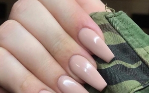 Graphic Nail Art Dengan Matte Finish untuk Tren Riasan Kuku di 2019