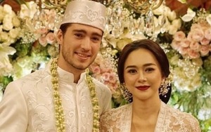  Umumkan Hamil, Aura Kasih Bantah Isi Duluan Beber Proses Suami Bule Mualaf