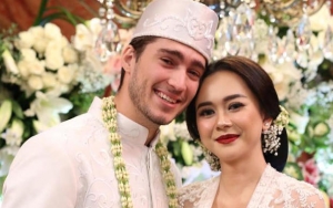 Aura Kasih Bantah Hamil Duluan, Bongkar Fakta Alasan Nikah Siri Bareng Brondong Bule di Bangkok