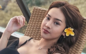 Pose Seksi Kecup Manja Pakai Bikini, Anya Geraldine Banjir Komentar Rp100 Juta