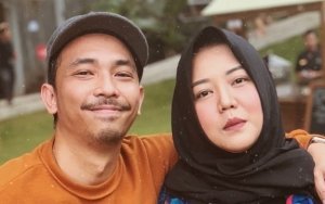 Undangan Nikah Risa Saraswati 'Danur' Super Horor, Benda Mirip Pocong Jadi Sorotan