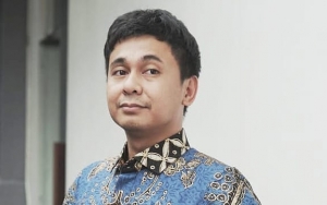 Raditya Dika Unggah Foto Bareng Seorang 'Kakek', Warganet Tebak Sule Hingga Bapak Mertua