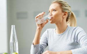 Minum Air Mineral yang Banyak saat Sakit Tenggorokan