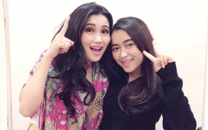 Makan Malam Bareng Keluarga, Ayu Ting Ting Bikin Syok Pakai Dua Gelang Seharga Rp 405 Juta