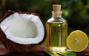 Manfaatkan Minyak Kelapa dan Jus Lemon untuk Memutihkan Selangkangan