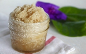 Scrub Gula Berguna untuk Menghilangkan Bekas Jerawat