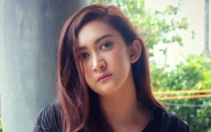 Pemotretan Low Budget, Paras Cantik Nafa Urbach Lesehan di Sawah Banjir Sanjungan