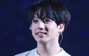 Ponselnya Diambilkan Jungkook Saat Jatuh, Fans BTS Ini Bikin Netter Iri