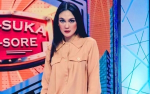 Adik Sindir Teman Syahrini Soal Isu Reino, Luna Maya Cuek Pakai Swimsuit dan Pamer Paha Putih Mulus