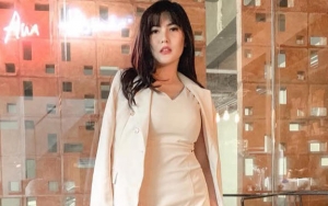  Pose Mandi di Bathub Dikira Model Jepang, Angela Lee Bahas Soal Cinta dan Harapan Palsu