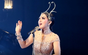 Memilih Terlihat Ceria Namun Ternyata Sembunyikan Kesedihan Mendalam, Ada Apa Dengan Syahrini?