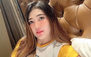 Via Vallen Cantik Berhijab Bareng Ibunda, Sebut Toilet Sebagai Saksi Kenarsisan