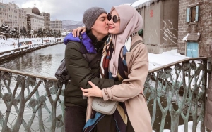 Umrah Bareng Irwansyah, Zaskia Sungkar Tampil Pakai Cadar Dan Gendong Bayi Orang