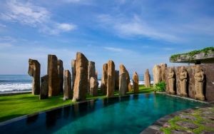 Tiruan Stonehenge di Standing Stones Restaurant Bali