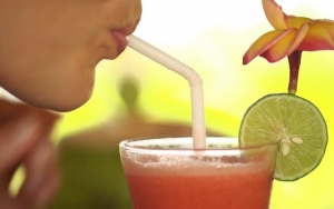 Kurangi Minum dengan Sedotan