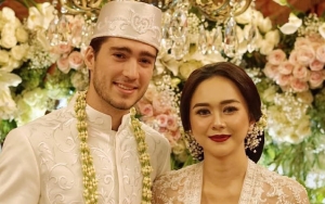 Aura Kasih Galau Lagi Hamil Dibully Isu Terlibat Prostitusi, Postingan Terakhir Suami Bule Disorot