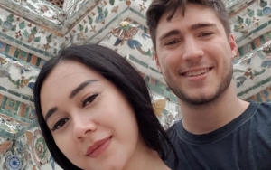 Cuek Disindir Polda Jatim Bakal Diciduk Kasus Prostitusi, Aura Kasih Pamer Senyum Lebar Bareng Suami