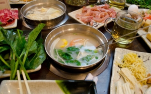 Shabu-Shabu dengan Cara Makan yang Unik
