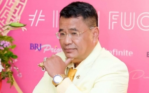 Diminta Foto Bareng Gerombolan Cewek Cantik, Aksi Hotman Paris Minta Cium Ditolak Mentah-Mentah