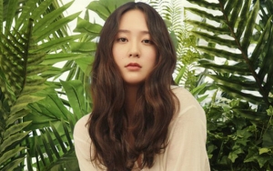 Krystal Cantik Penuh Pesona Jadi Model Iklan Tas