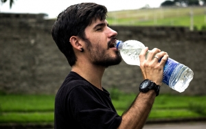 Tekan Nafsu Makan dengan Minum Air Mineral 