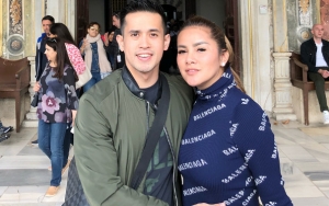 Olla Ramlan Cantik Bercadar Bagai Bidadari Surga Saat Umroh Bareng Suami dan Anak
