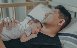 Lipatan Dagu Putri Kecil Ryan Delon Curi Perhatian Netter, Awas Gemas Maksimal
