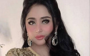 Video Call, Dewi Persik Lega Kesehatan Ayahnya Mulai Membaik