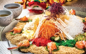 Yu Sheng dengan Tradisi Lo Hei yang Unik