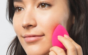 Gunakan Beauty Blender atau Sponge untuk Mengaplikasikan Foundation