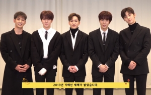 Penggemar Hwang Minhyun Tutupi Wajah Member NU'EST Lain Bikin Syok Netter 