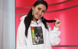  Ayu Ting Ting Cuek Liburannya Dicibir Pamer Hingga Norak, Aksi Lempar Salju Bikin Netter Ngegas