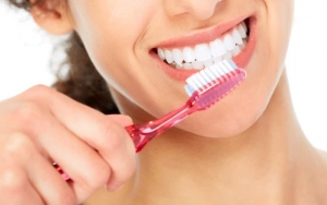 Kebiasaan Menggosok Gigi Terlalu Keras