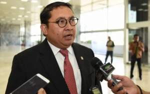 Fadli Zon Dituding Hina Ulama dan Dituntut Klarifikasi Soal Puisi 'Doa yang Ditukar'