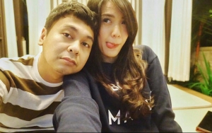 Raditya Dika Rangkul Mesra Sang Istri Hamil, Pose Mau Mencekik Bikin Netizen Khawatir