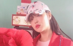 Sulli Tuai Cibiran Saat Bawa Buku Ini ke Bandara