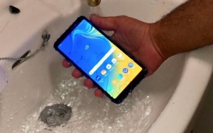 Samsung Galaxy A7 (2017) Tahan Air Hingga Kedalaman 1,5 Meter