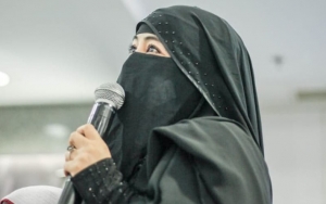 Foto Pipik Dian Irawati Bareng Habib Rizieq Shihab Dihapus Instagram, Kok Bisa?