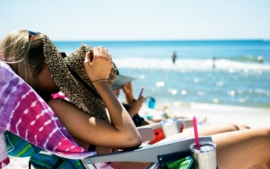 Terkena Sinar Matahari saat Berjemur atau Berenang