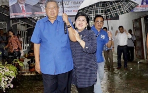 Ani Yudhoyono-SBY Romantis Saling Berbagi Payung