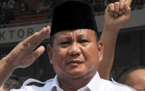 Emak-Emak Gilir Selfie di Depan Mobil Mewah Prabowo Karena Tak Bisa Ketemu Langsung