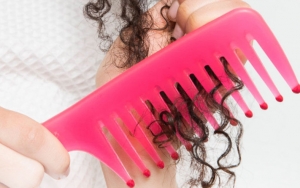 Sisir Rambut Keriting Sebelum Keramas