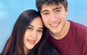 Aura Kasih Akhirnya Pamer Perut Hamil Bareng Suami, Ngaku Sulit Foto Romantis