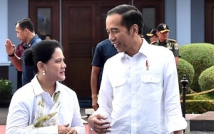 Jokowi Pamer 'Momong Cucu', Foto Ibu Negara Iriana Pakai Kain Jarik Gendong Sedah Mirah Jadi Sorotan