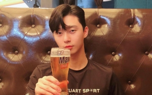 Park Seo Joon Dipuji Super Ganteng Meski Cuma Pamer Dagu dan Gelas Plastik