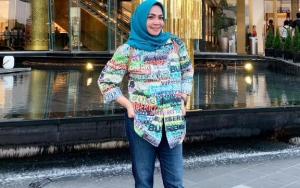 Dikenal Bergelimang Harta, Ibunda Nagita Slavina Kepergok Nyapu Teras Rumah Bikin Kagum