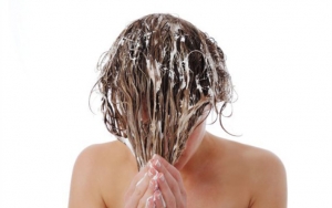 Lakukan CO-washing Conditioner Only Washing Agar Rambut Lembut