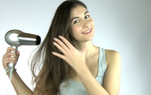 Hindari Hair Dryer atau Alat-Alat Styling yang Panas