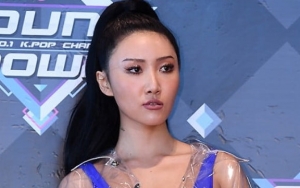 Hwasa Mamamoo Dikritik Lantaran Tampil Nyeleneh Pakai 'Piyama' di Bandara