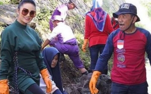 Krisdayanti Salah Kostum Saat Kampanye, Netter: Maksa Banget Sih